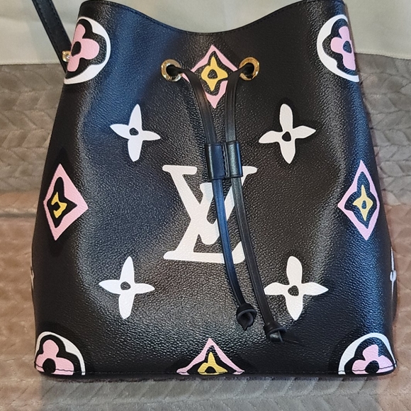 NeoNoe Wild at Heart Louis Vuitton Black Monogram Neo Noe Cross Body Bag - Picture 4 of 17